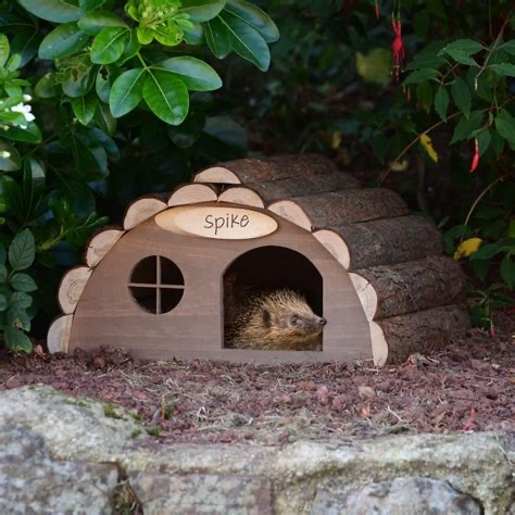 Zelfgemaakt egelhuisje in groene tuin