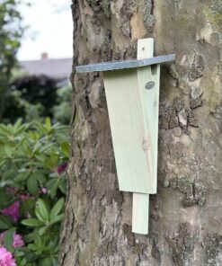 Nestkast Arbor van FSC® gecertificeerd hout aan een boom – The Bird Family