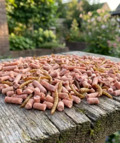 Bessen vetpellets met meelwormen op een voedertafel in de tuin – The Bird Family