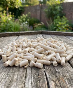 Insecten vetpellets op een voedertafel in de tuin – The Bird Family