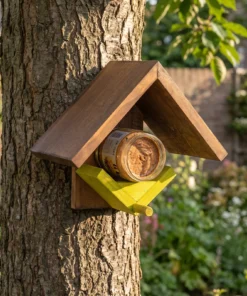Pindakaaspothouder geel in de tuin – The Bird Family