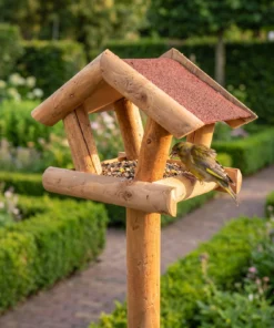 Groenling bij paalvoederhuis rood – The Bird Family