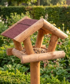 Paalvoederhuis rood in de tuin – The Bird Family