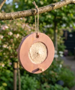 Vogelmousse voederring roze in de tuin – The Bird Family
